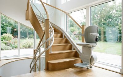 Monte-escalier moderne sur un escalier tournant, maison lumineuse