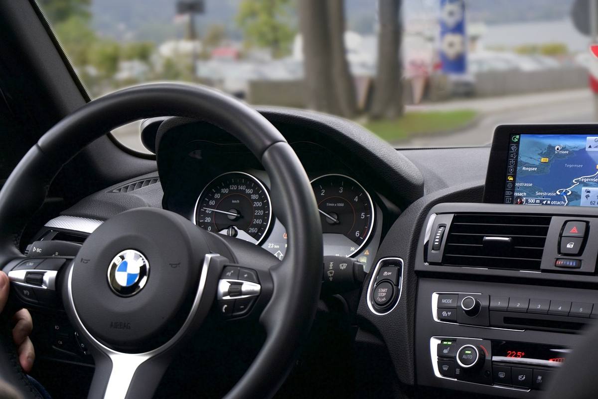 Chauffeur VTC au volant de sa berline en attente de course