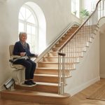 Monte-escalier moderne sur un escalier tournant, maison lumineuse