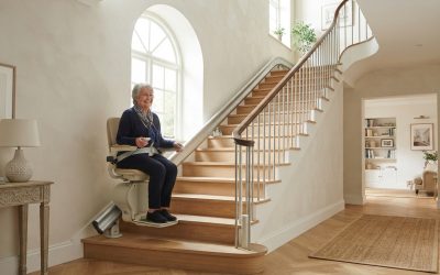 Monte-escalier moderne sur un escalier tournant, maison lumineuse