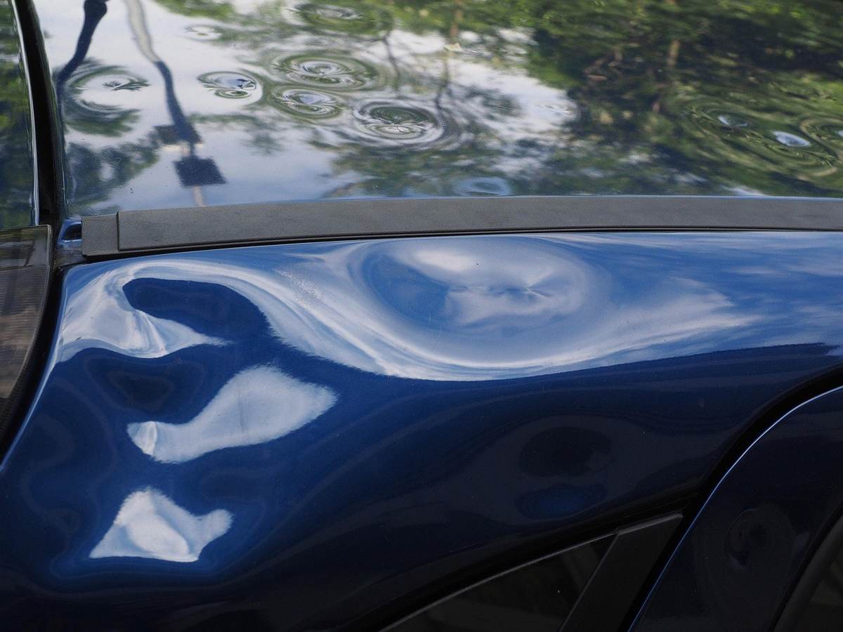 Réflexion lumineuse sur une surface bleue avec des motifs blancs et verts Réflexion lumineuse sur une surface bleue avec des motifs blancs et verts